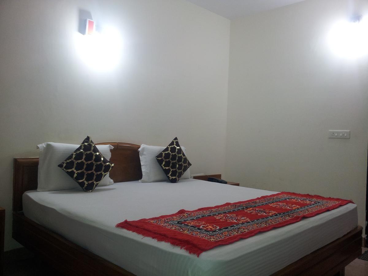 Hotel M J Residency Пури Екстериор снимка