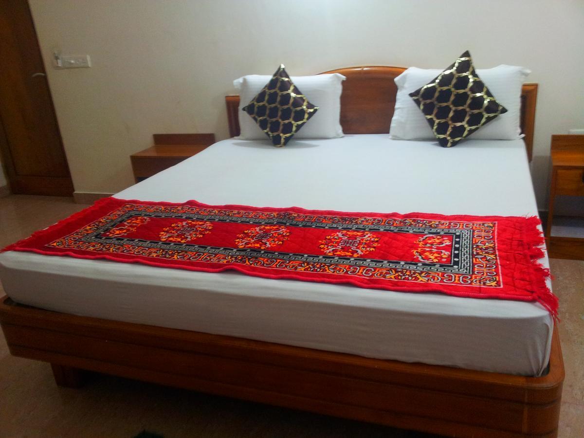 Hotel M J Residency Пури Екстериор снимка
