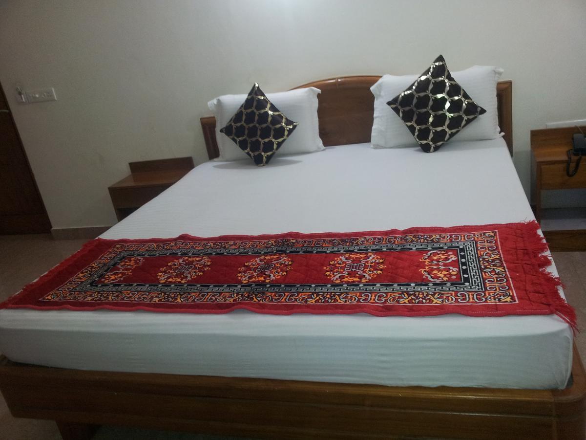 Hotel M J Residency Пури Екстериор снимка