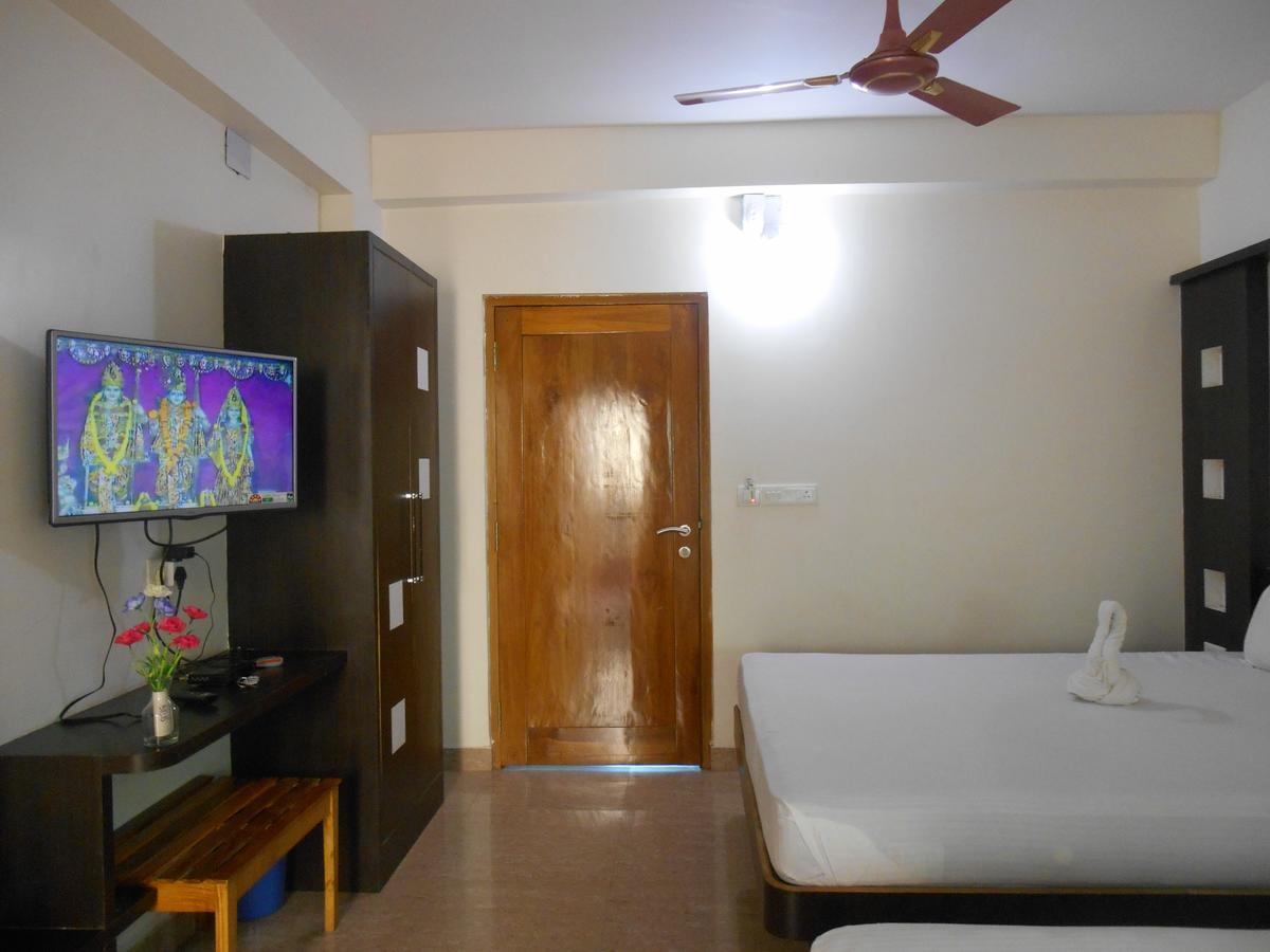Hotel M J Residency Пури Екстериор снимка